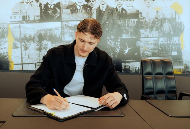 多特官方：18岁青训中卫埃利亚斯-本卡拉续约至2029年