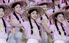 太美了！梅州粉红拉拉队出圈，麻花辫造型，戳中不少观众怀旧情怀